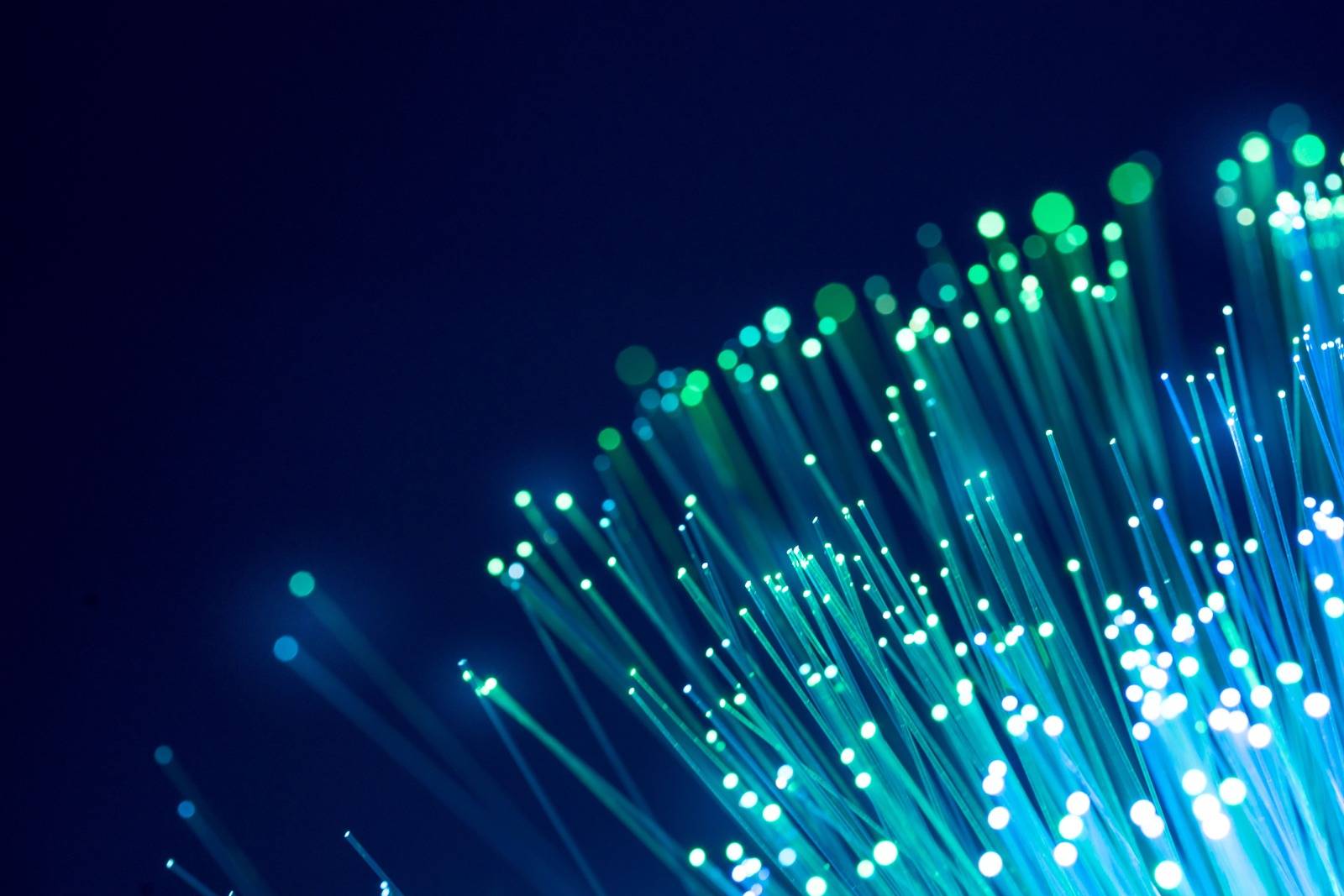 Installation de fibre optique dédiée pour entreprise : pourquoi c’est indispensable en 2025 ?